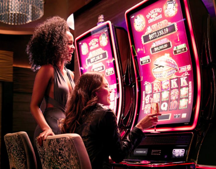 Dealer Live Casino sedang berinteraksi dengan pemain secara streaming langsung